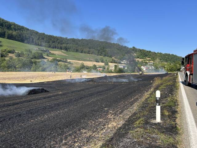 Beim Pressen von Strohballen bei Hornussen brach am Donnerstag ein Feuer aus.