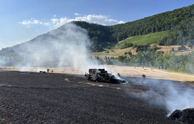 Beim Pressen von Strohballen bei Hornussen brach am Donnerstag ein Feuer aus.