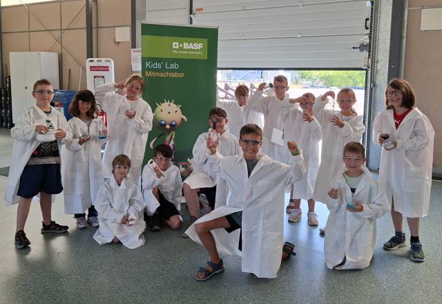 Junge Forscher ganz cool: Trotz Hitze waren die Teilnehmenden am BASF Kids' Lab in Kaisten hoch motiviert. Foto: BASF