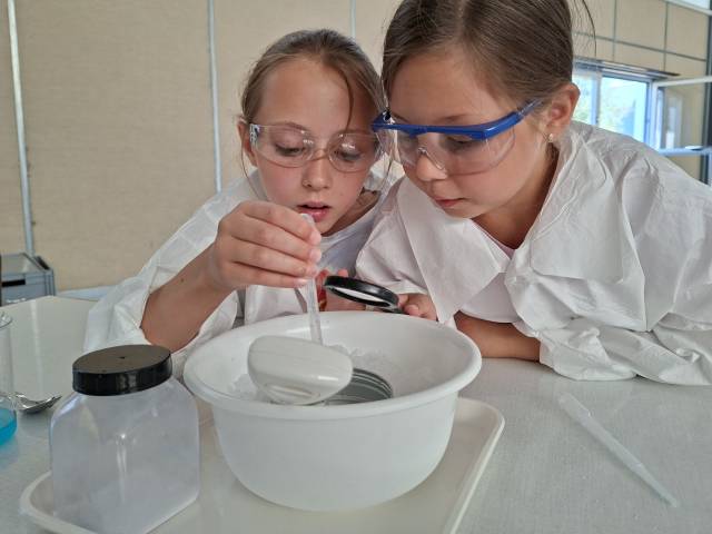 Was passiert, wenn Wasser gefriert? Die Kinder erforschten die Eiskristalle mit der Lupe. Foto: BASF