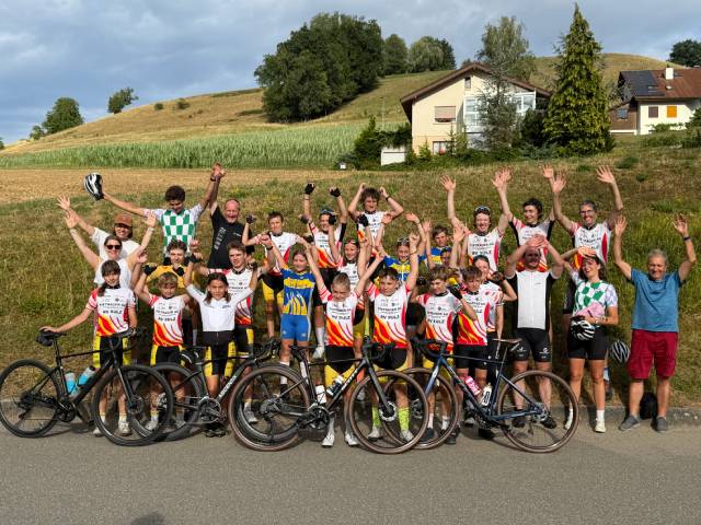 Gruppenfoto der Radfahrer nach der Rückkehr in Sulz; Foto: Colin Knecht, zVg