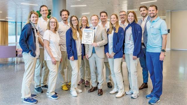 Zusammenarbeit über Fachgrenzen hinweg: Das ERAS-Projektteam präsentiert das Zertifikat. Foto: ksb