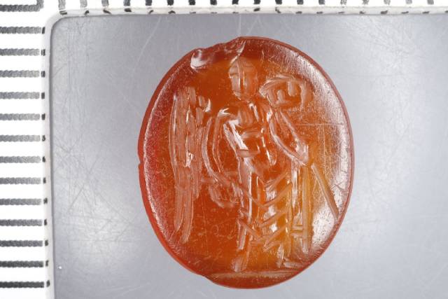 Gemme aus Karneol mit der Darstellung der Siegesgöttin Victoria mit Stab und Kranz. Foto: Kantonsarchäologie, © Kanton Aargau