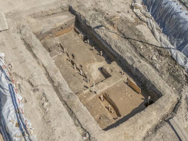 Überreste der Holz-Erde-Mauer des ersten Truppenlagers von Vindonissa. Für die bessere Sichtbarkeit sind moderne Kanthölzer in die Pfostengruben gestellt. Foto: Kantonsarchäologie, © Kanton Aargau