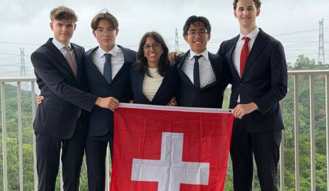Bild (von links): Domantas Pranckevicius, École internationale de Genève (GE), Eric Lüscher, Mathematisch-Naturwissenschaftliches Gymnasium Rämibühl (ZH), Kashvi Duggal, Gymnasium Kirschgarten (BS), Elihu Bao, Kantonsschule Wettingen (AG), Harry Willeke (AG), abgeschlossene Banklehre. Foto: YES