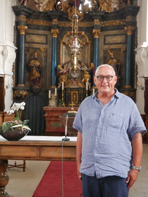 Diakon Andreas Wieland in der barock ausgestatteten St.-Nikolaus-Kirche Herznach
