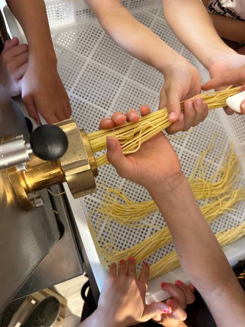Die Pasta selber zu machen, war für die Kinder ein besonderes Erlebnis. Foto: zVg