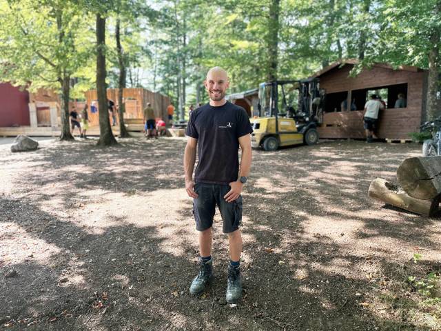  Präsident Michel Schenk am vergangenen Samstagmorgen im Zeiher Eichwald, wo die Vorbereitungen fürs Jubiläumsfest auf Hochtouren laufen. Foto: Sonja Fasler
