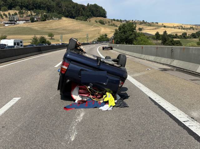Bei dem Unfall wurde das Zugfahrzeug stark beschädigt, und der auf dem Anhänger transportierte Oldtimer erlitt einen Totalschaden, aber Personen wurden nicht verletzt.