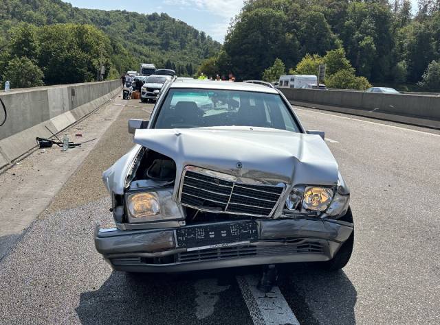 Bei dem Unfall wurde das Zugfahrzeug stark beschädigt, und der auf dem Anhänger transportierte Oldtimer erlitt einen Totalschaden, aber Personen wurden nicht verletzt.