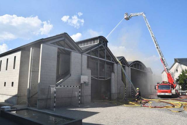 Beim Brand der Turnhalle in Dättwil entstand hoher Sachschaden; nun sucht die Polizei Zeugen.