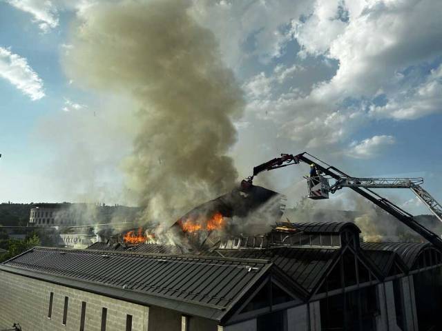 Beim Brand der Turnhalle in Dättwil entstand hoher Sachschaden; nun sucht die Polizei Zeugen.