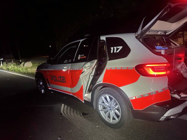 Ausgerechnet ein Polizeiwagen wurde von einer betrunkenen Autofahrerin bei Wohlenschwil beschädigt – kurz zuvor hatte sich bereits in Kleindöttingen ein Unfall unter Alkoholeinfluss ereignet. 