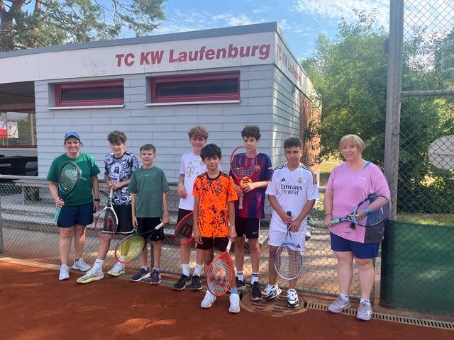 Ein Riesenspass für alle Kinder: Tennisplausch beim Tennis-Club Kraftwerk Laufenburg (TC KWL) im Rahmen des FerienSpass Region Laufenburg mit den beiden Organisatorinnen Michelle Mettler (links) und Pia Spuhler (rechts).