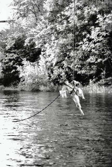 Grind 1990; Mo Diener, Grind, 1990, Performance, Kornhausbrücke Zürich, Kollaboration mit Michael Elber u.a. Foto: Heinz Dolderer, © Mo Diener