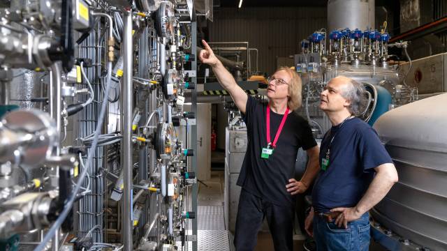 Die beiden PSI-Forscher Bernhard Lauss (links) und Geza Zsigmond haben an der Ultrakalten Neutronenquelle des PSI rund 25 Milliarden Neutronen vermessen. Die Vermutung, dass sich Neutronen spontan in Spiegelneutronen umwandeln, konnte damit weitgehend eingeschränkt werden. © Paul Scherrer Institut PSI/Markus Fischer