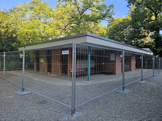 Das WC-Gebäude im Stadtpark West wird umfassend saniert.