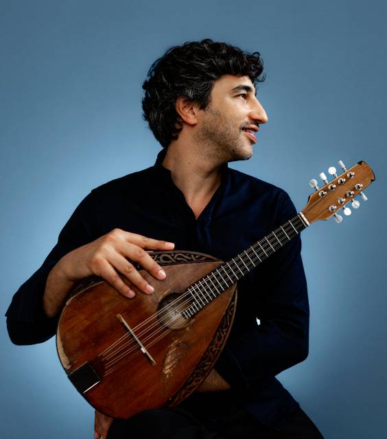 Der Mandolinist Avi Avital und das Kammerorchester Basel spielen Werke von Debussy, Haydn und Ravel, zusammen mit Klassikern des Chansons.