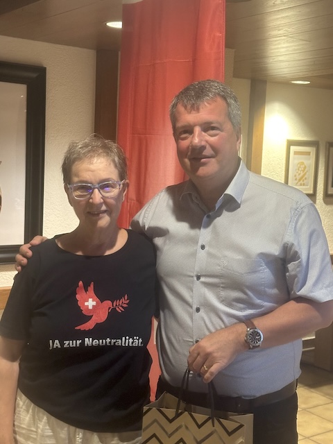 Cornelia Strebel, EDU-Präsidentin Bezirk Laufenburg, und Werner Gartenmann, Geschäftsführer Komitee zur Wahrung der Schweizer Neutralität, Pro Schweiz, beim öffentlichen Vortrag im Restaurant Rebstock in Frick. Foto: zVg