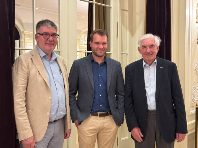 Drei Generationen mit eidgenössischem Geometerpatent: Christoph Koch, Andreas Koch und Franz Koch (von links) anlässlich der Patentfeier 2026 im Hotel Bellevue Palace in Bern